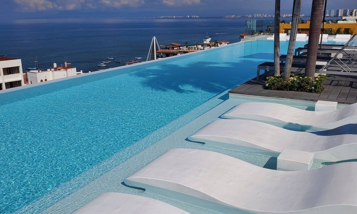 Amapas Condo | D'Terrace Luxury Residences, 3 BR Penthouse Suite, Infinity Pool, Panoramic View
