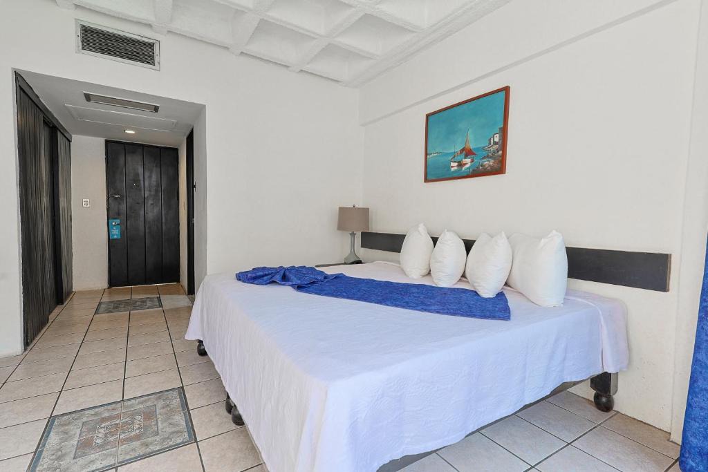 Amapas Hotel | Delfin Beachfront Resort - Downtown Puerto Vallarta Optional All-Inclusive