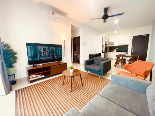Bandar Penawar Apartment | Desaru Central Apartment w Pool,CinemaScreen,Netflix & WiFi