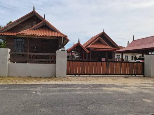 Kampung Sura House | Dorange Family Chalet