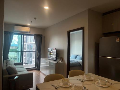 Tha Sala Apartment | Downtown Pool Apartment 2 Bedrooms 2 Bathrooms Free Outdoor Pool Free Gym Pool View Cooking Available Monthly Rental Available 6F