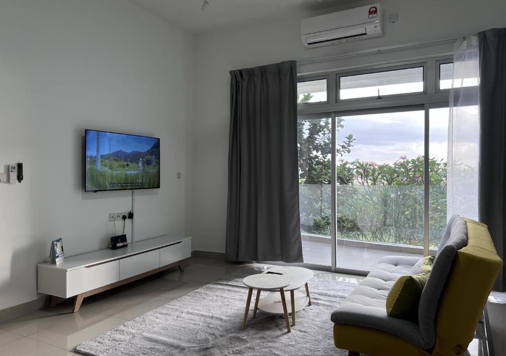 Setia Tropika Apartment | Duck Duck House 3BR 7-11 PAX