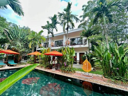 Siem Reap House | Duplex Loft, King Bed, Balconies, Fast WIFI, Pool & Garden