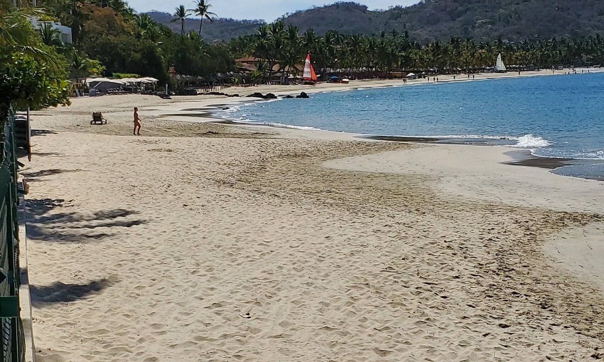Zihuatanejo Condo | El Nido, Casa 2 - GORGEOUS BAY VIEWS - NOBODY BETWEEN YOU AND THE WATER