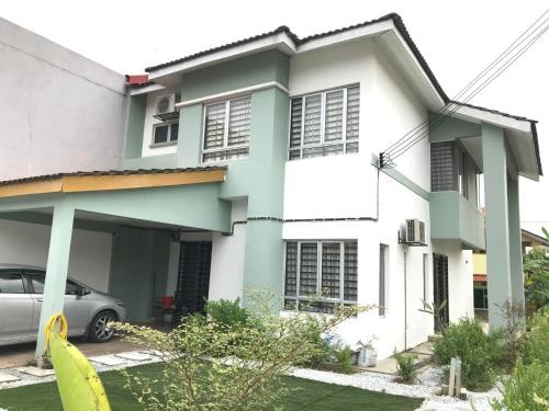 Rawang House | Emma Homestay, Bandar Tasik Puteri - 4 bedrooms, 3 bathrooms
