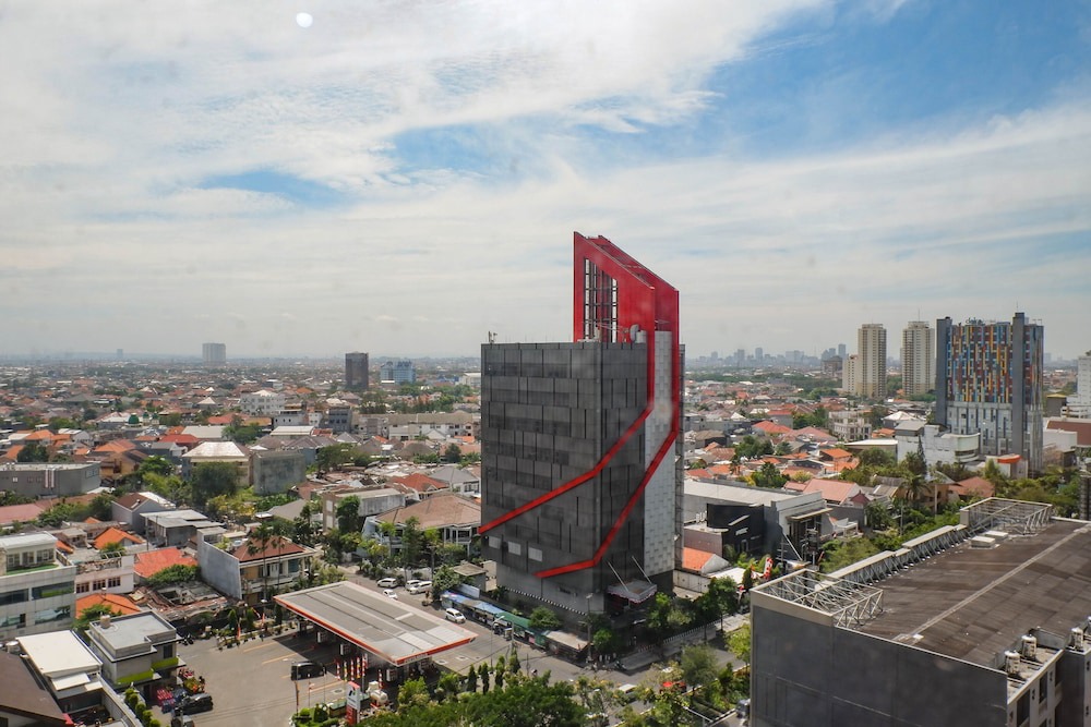 Suko Manunggal Hotel | Enchanting Spacious 2Br+1 Apartment at Taman Beverly