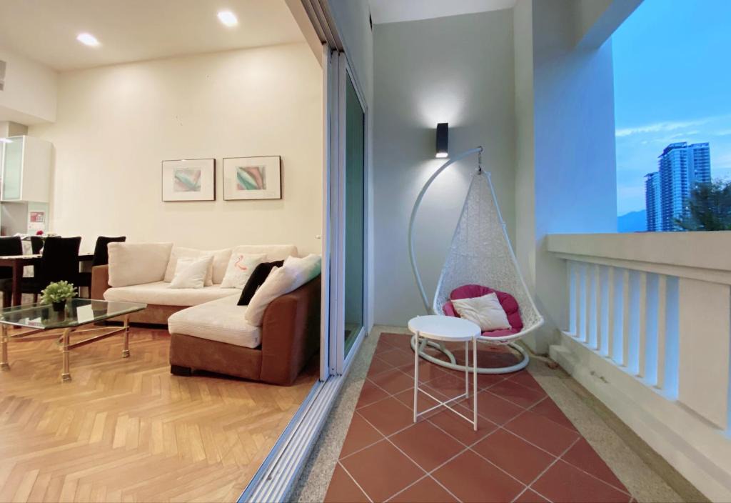Seri Tanjung Pinang Apartment | Fabulous Modern MarinaSuite with Pool View at StraitQuay by The Sea
