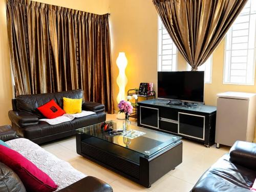 Durian Tunggal Villa | Family Retreat w Kid Pool, BBQ Games Sleeps 10pax Melaka