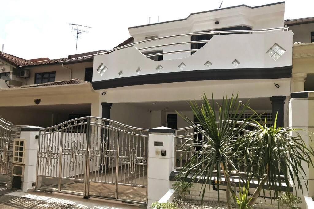 Taman Desa Tebrau House | FamilyFunhouse 12pax@Toppen/Ikea