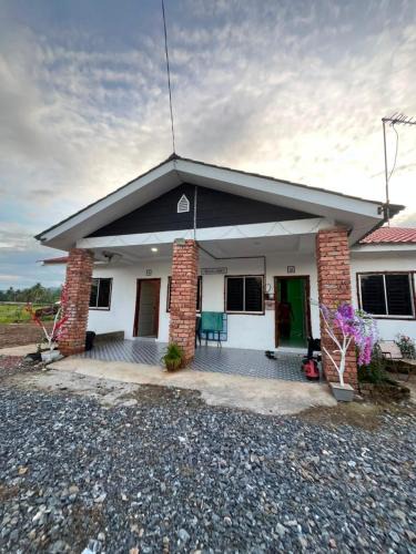 Kampung Beseri House | Fin D, Sawah Homestay