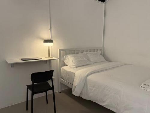 Rayong House | Flow Stay Koh Samet 1F流宿沙美島 Max 2 ppl, private bathroom 5 mins walk to pier and everywhere 雙人房 私人衛浴 碼頭5分鐘 鬧中取靜