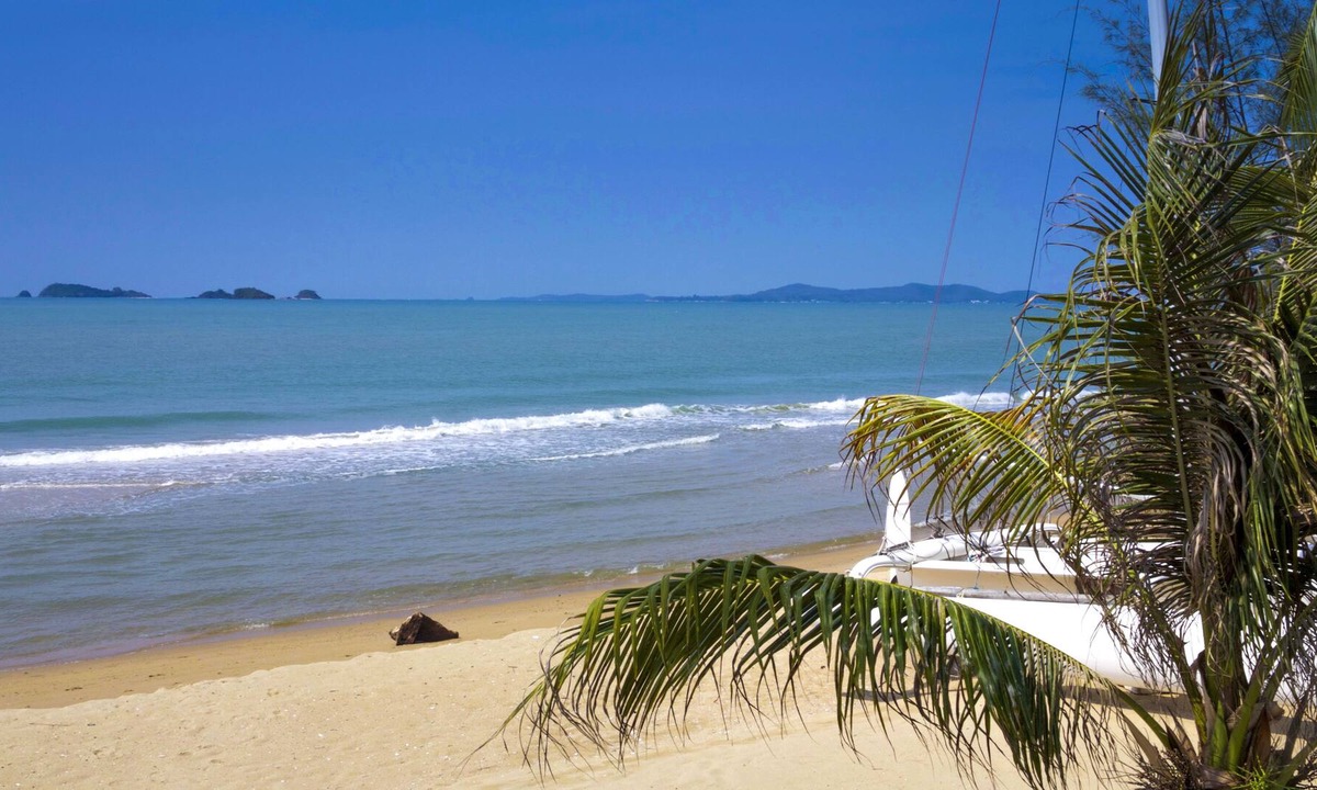 Chakphong House | Front Samet Beach House w/ Swimming Pool | WiFi, Maid Service, Island Excursions
