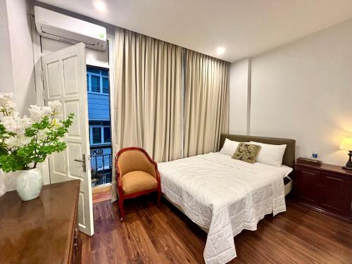 Van Mieu Apartment | Golden House