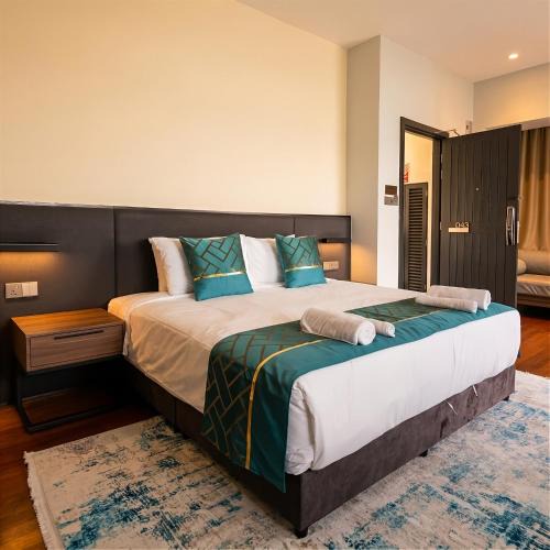 Kampung Rawa Hotel | Golden Palm Tree Suite, Sepang, Malaysia