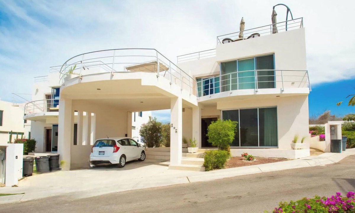 El Tezal House | Great 3 Bdrm, 3 Bath, home with 2 ROOF-top terraces! Awesome pool! Ocean views!