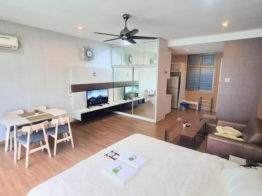 Taman Mount Austin Apartment | Harmony studio private balcony Palazio Mount Austin by GDRAGON HomeStay