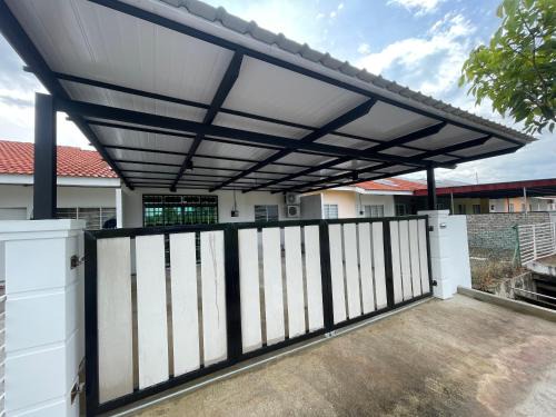Arau House | HOMESTAY ADELIa