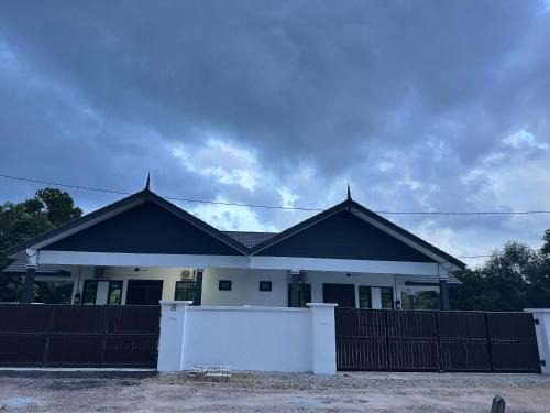 Kampung Pengkalan Maras House | Homestay Anaza