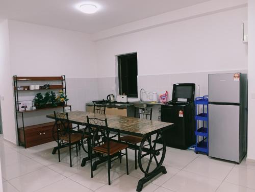 Taman Equine House | Homestay single room near MRT train airport