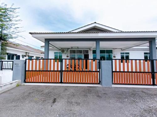 Seri Manjung House | HomeSTAY TAMAN MANJUNG POINT LUMUT PERAK