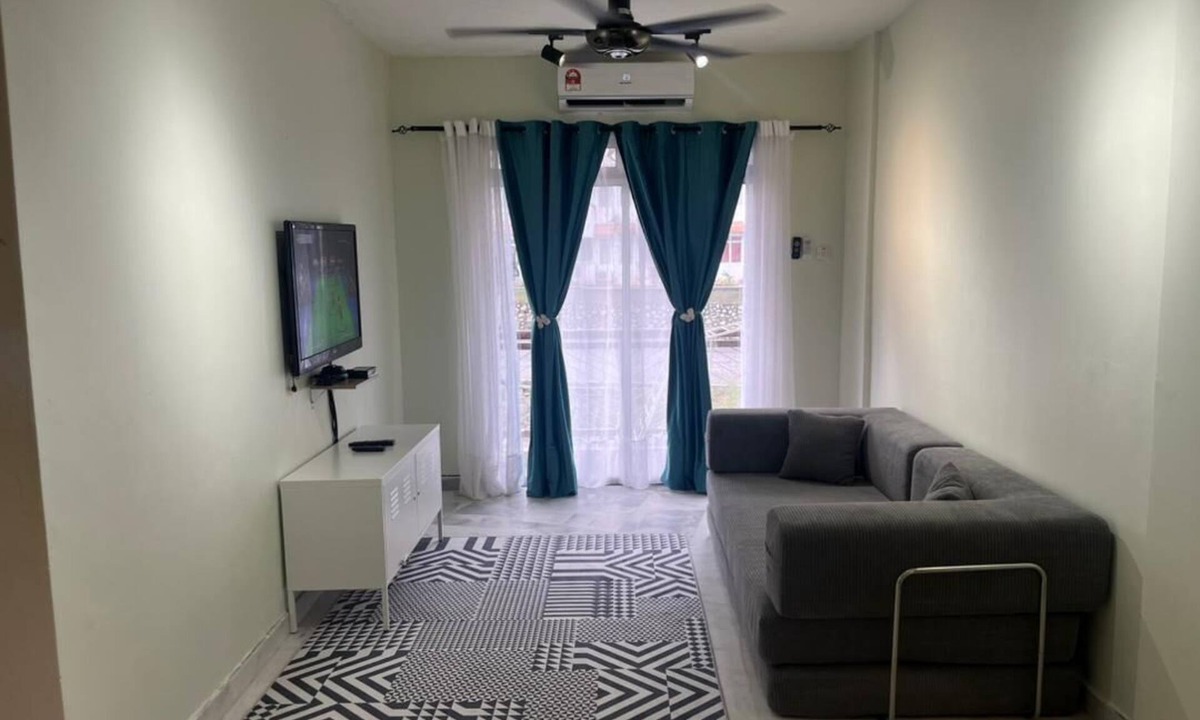 Tanjung Tanah Merah Apartment | Homestay Ziyan with pool near beach