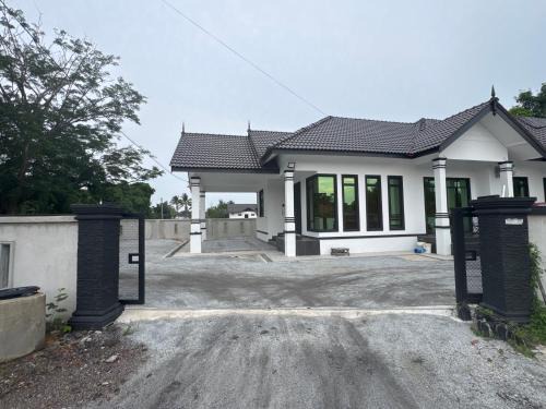Kampung Padang Midin House | HomestayDino