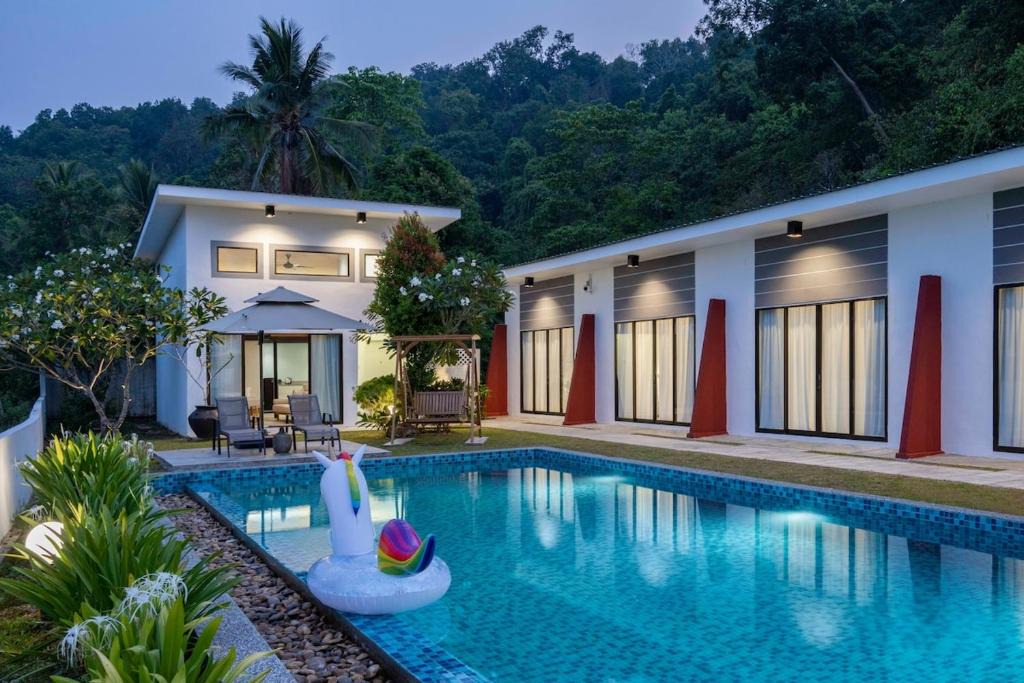 Pantai Tengah Villa | Hornbill Retreat 9BR Near Cenang by Linese Homestay