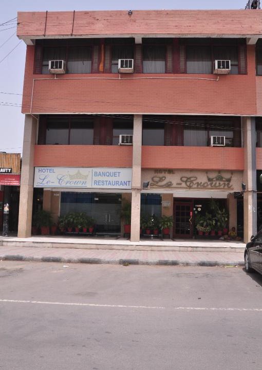 Sector 35 Bed & Breakfast | Hotel Le Crown