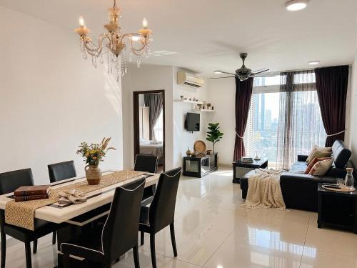 Taman Century Apartment | JB 1min walk to KSL Mall 5-7Pax Bathtub SmartTV
