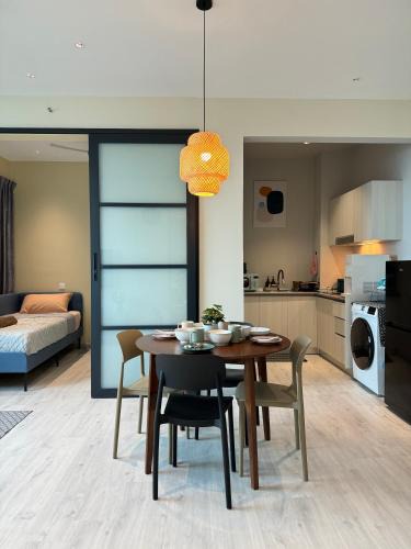 Downtown Kota Kinabalu Apartment | Jesselton Quay l Family Suite l Deluxe l Sunset Seaview l 2R1B l 5 pax