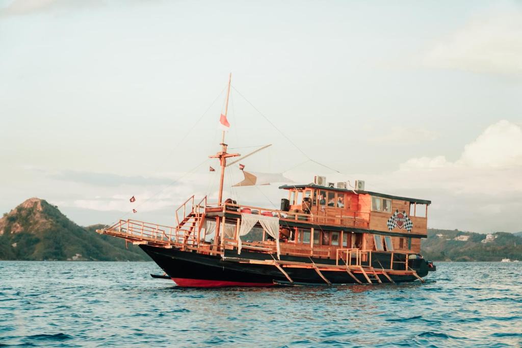 Labuan Bajo Boat Rental | KLM Presley Jalasena ll