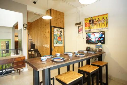 Taman Kota Laksamana House | Knocknock 70s Home 5BDR at Jonker, Free Parking