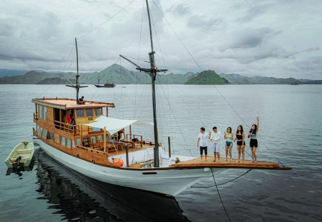 Labuan Bajo Boat Rental | Komodo Open Trip