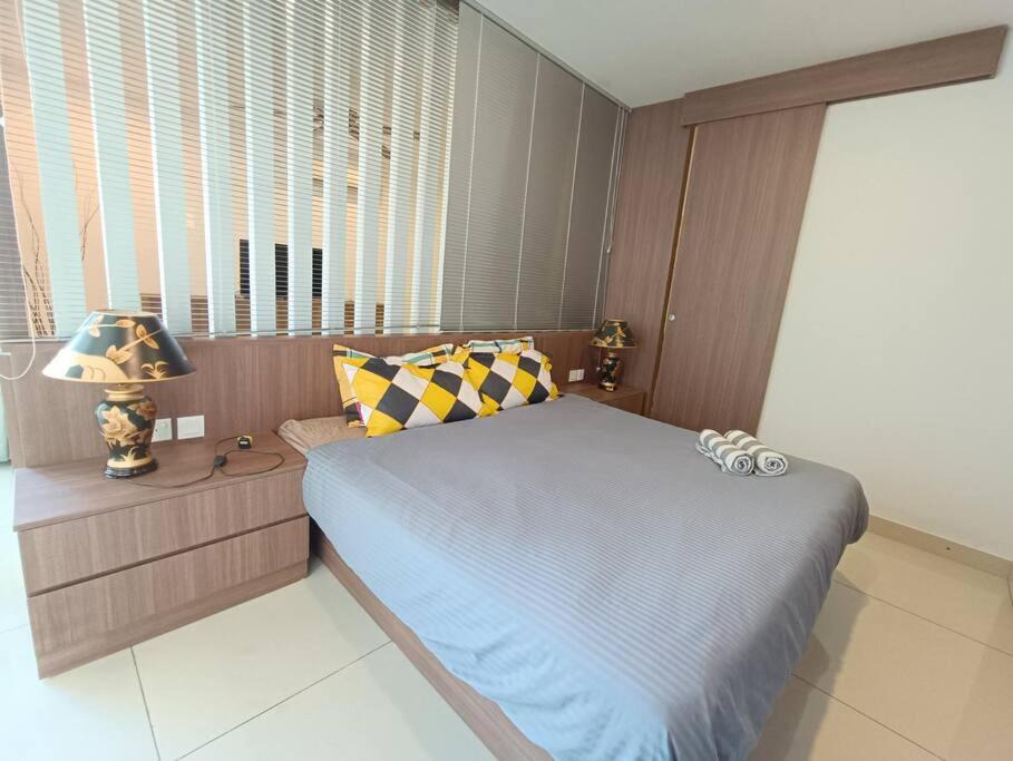 Taman Century Apartment | KSL City Mall Bathtub 1-4pax Netflix JB City