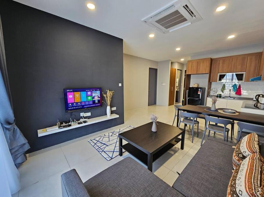 Taman Charming Apartment | Kuching Podium Opposite Mall 3BR free parking with Pool A2