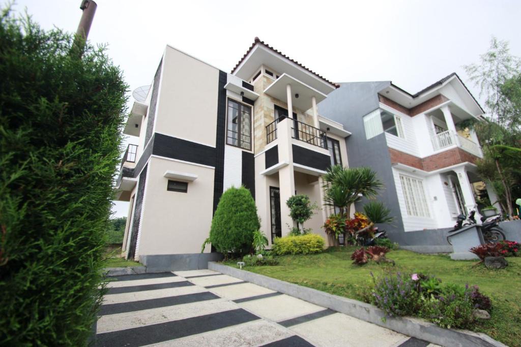 Ngaglik House | Kusuma Pinus F-8 by Kusuma Estate