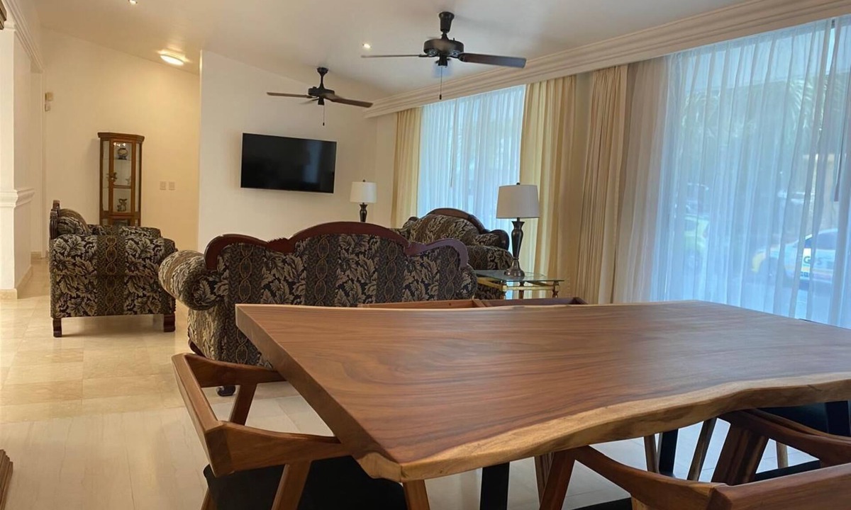Las Gaviotas House | LARGE ONE-STORY HOUSE WITH 6 BEDROOMS 6 BATHROOMS, 5 BLOCKS FROM THE BEST BEACHES