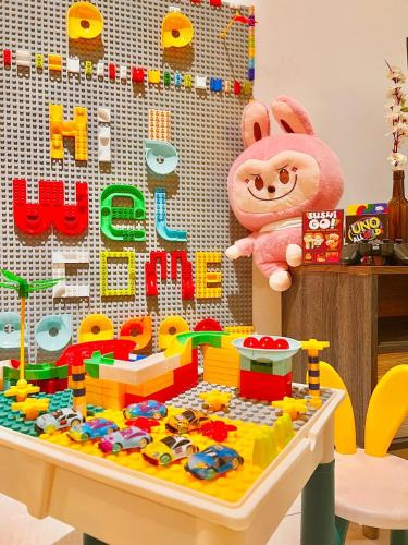 Medini Apartment | Legoland -8min Walk-Spacious Kids friendly -500MBS-1-12Pax Kairos Stay