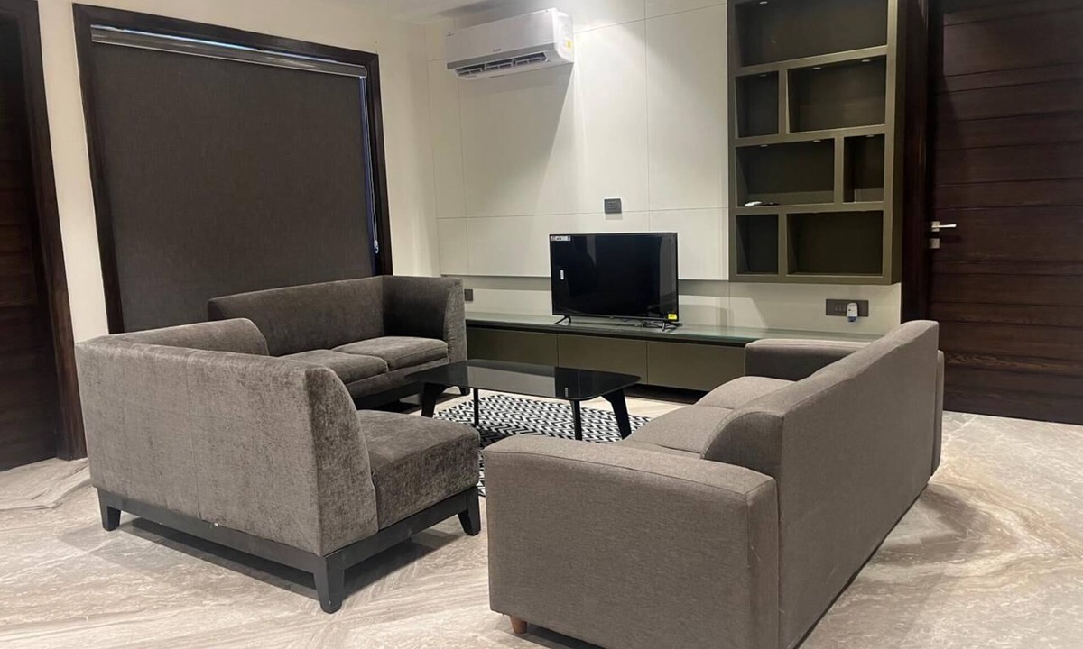 Pashim Vihar Apartment | Leo Urban stäyz® Premium 3BR in Delhi with AC, WiFi