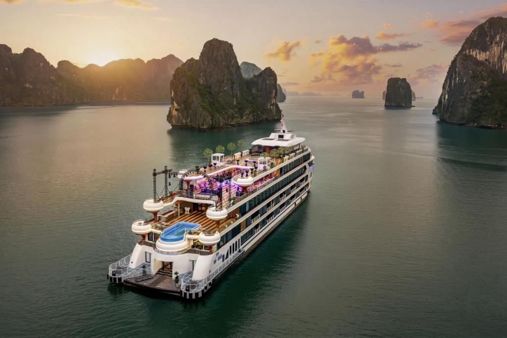 Ha Long Boat Rental | Luna Cruise Luxury Ha Long Bay