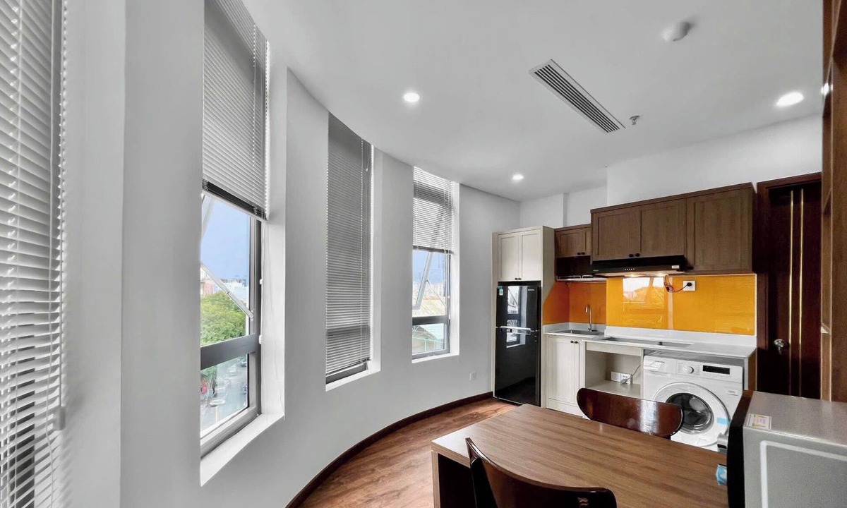 Tan Binh Apartment | Luxury 1-bedroom Apt, Elevator; Kitchen; Washing&Dryer; 800m to TSN Airport