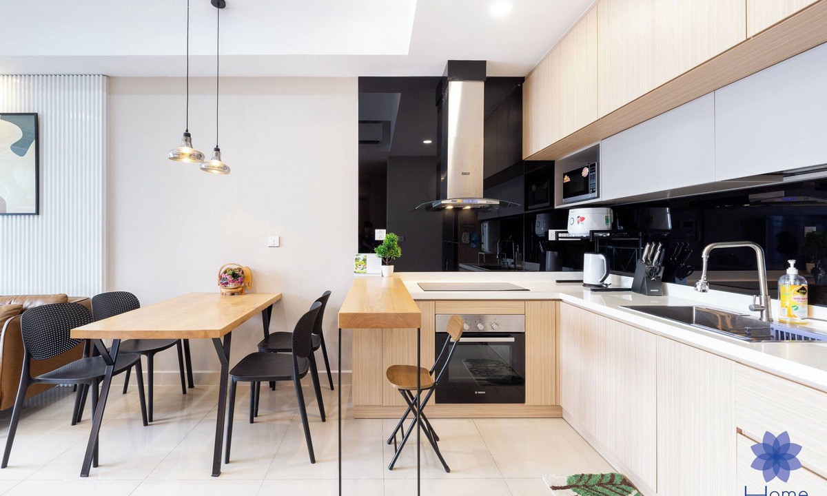 Tan Binh Apartment | Luxury 2BRs-2WC Apartment; 1.5km from airport w/free Pool & Gym