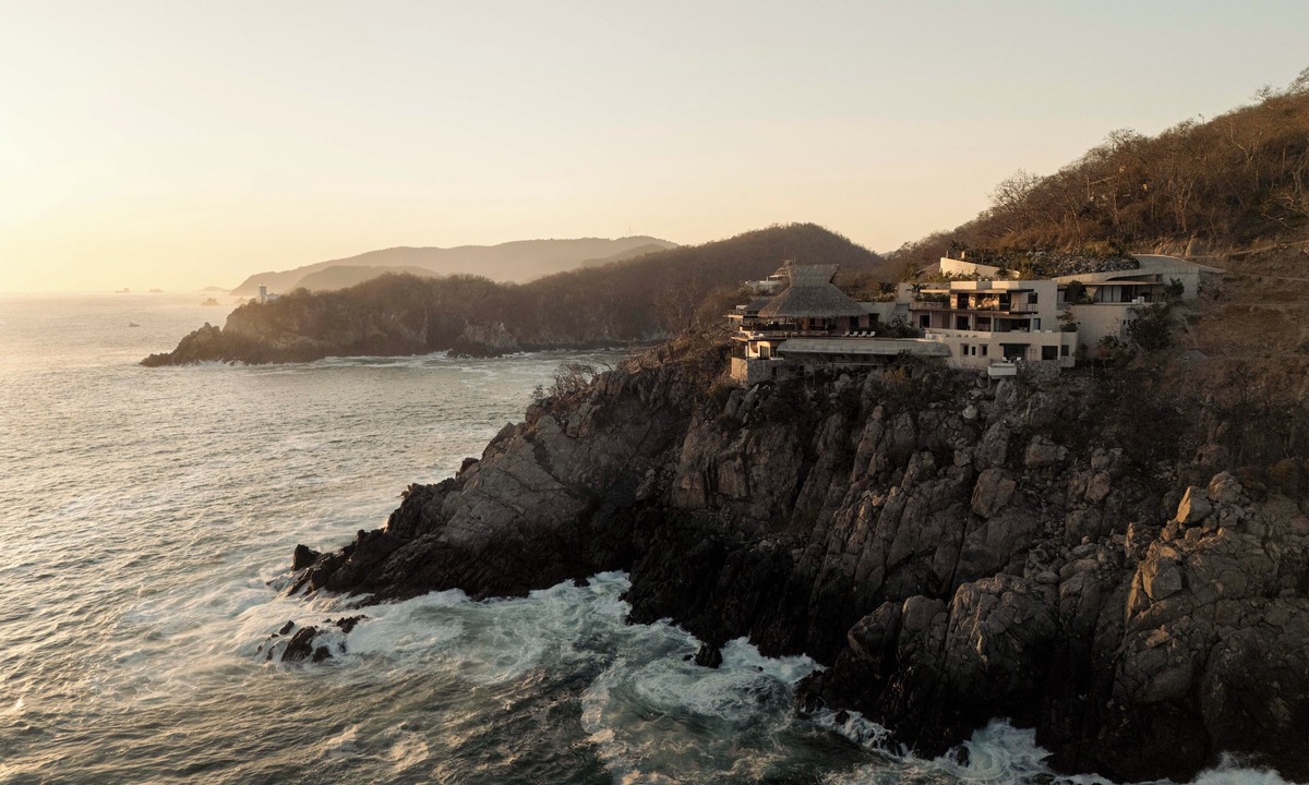 Zihuatanejo Villa | Luxury home on the cliffs of Zihuatanejo. Catering, gym, sauna, barbecue.