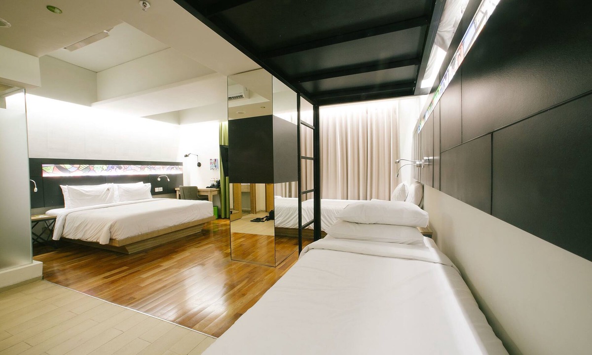 Gubeng Hotel | MaxOneHotels at Dharmahusada - Surabaya