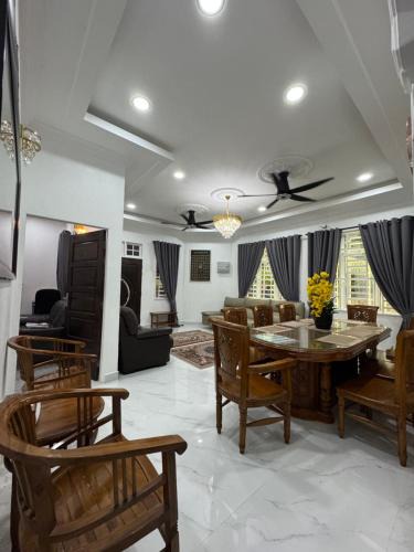 Bachok House | Medina Homestay Jelawat Spacious 3 Bedrooms