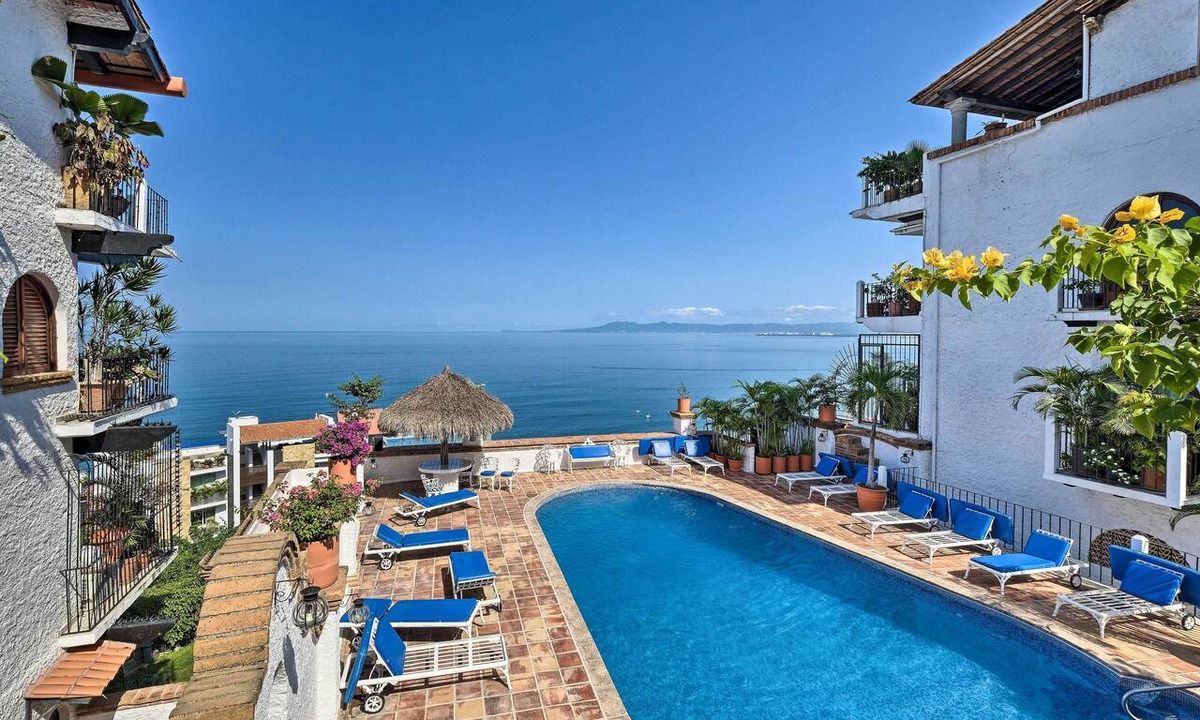 Amapas Condo | Mid-Century Modern Condo w/Patio & Ocean Views!