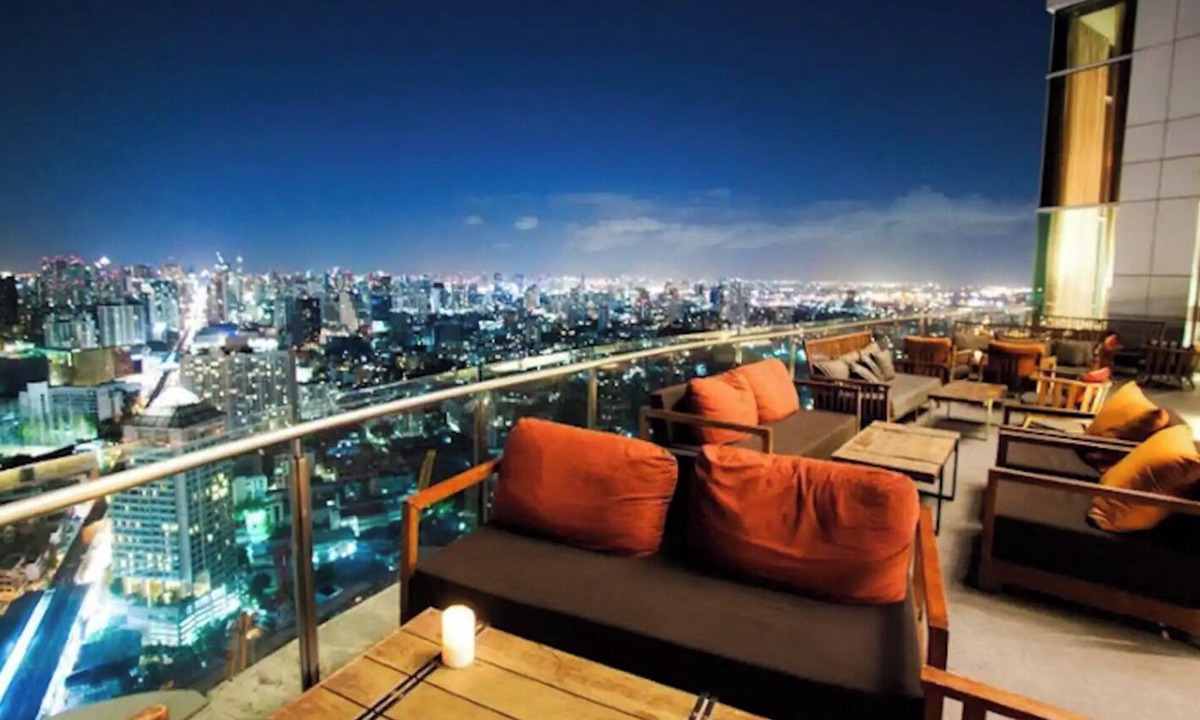 Phra Khanong Nuea Condo | Modern condo close to BTS and many restaurants.