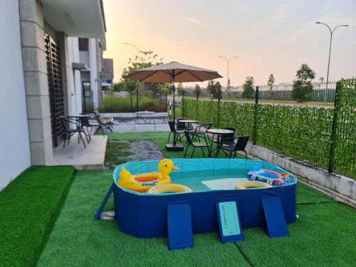 Kuala Langat District House | Modern Cozy Retreat Banting Private BBQ Kids Pool Corner Lot