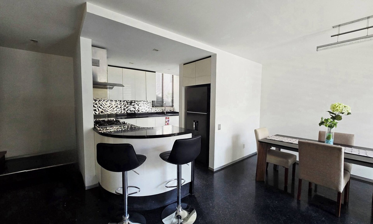 Narvarte Poniente House | Modern, luxurious and centrally located minimalist house near the WTC