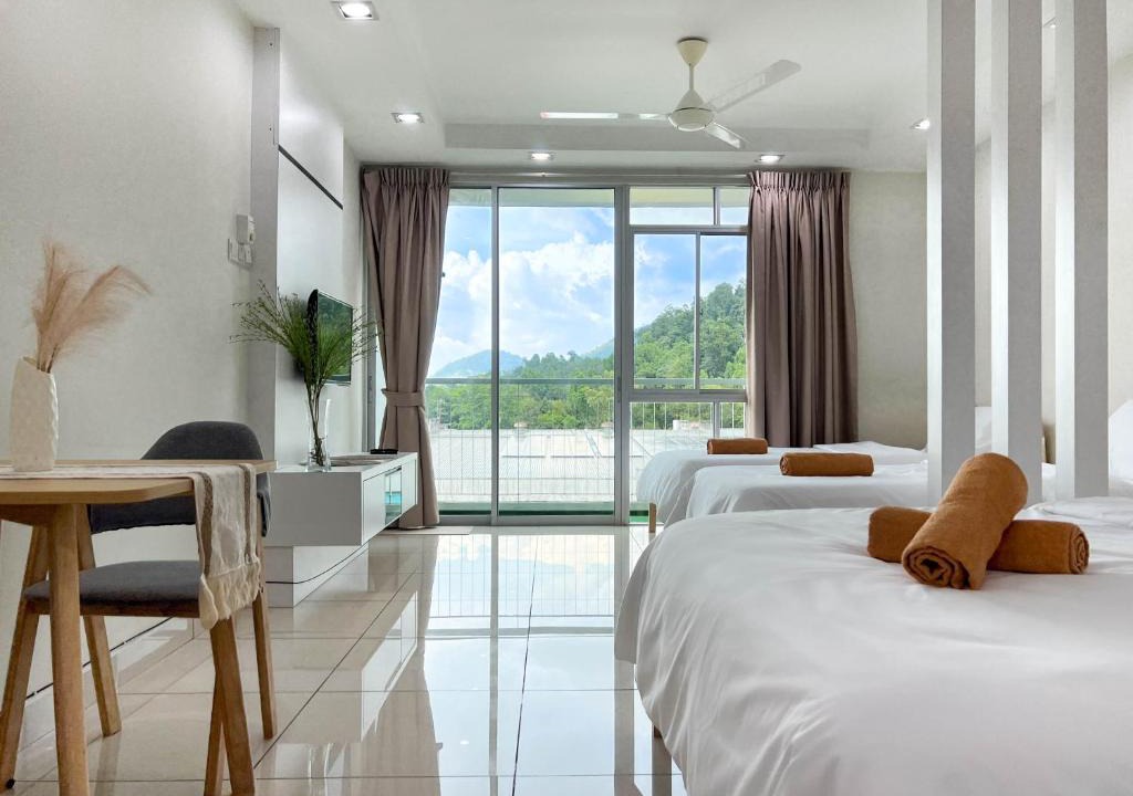 Asam Kumbang Apartment | Modern Muji Studio Condo with Swimming Pool, Free Netflix WiFi near Lake Garden Zoo